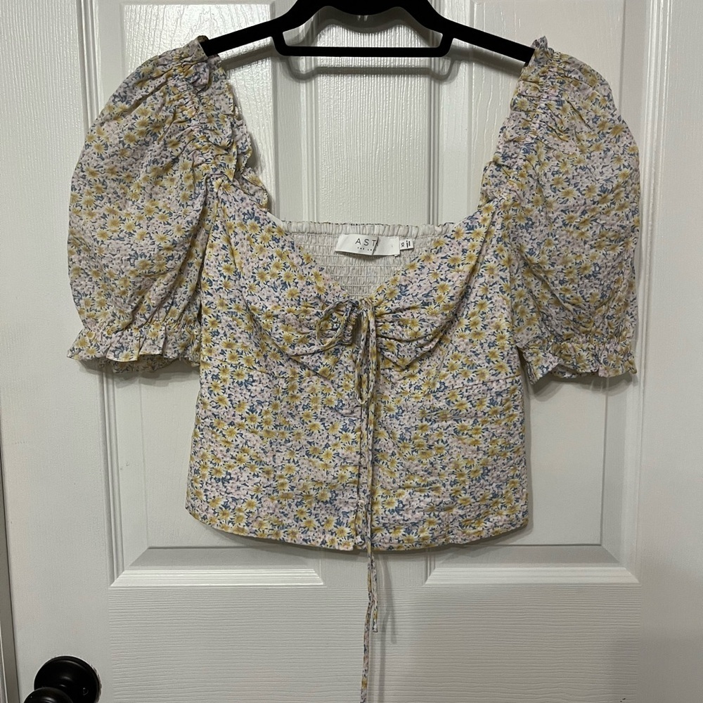 ASTR THE LABEL Clairemont Top in Yellow Green Floral puff sleeve crop XS revolve - Picture 2 of 5